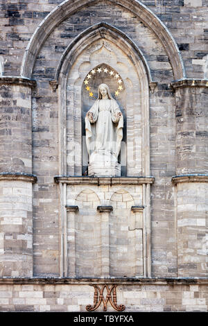 Montreal, Kanada - Juni, 2018: die Statue der Jungfrau Maria in Nische an der Fassade der Basilika Notre-Dame von Montreal in Quebec, Kanada. Leitartikel Stockfoto