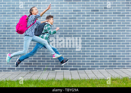 Teen Junge und Mädchen wieder in die Schule Stockfoto