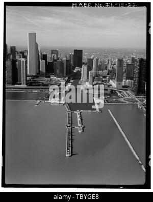 Hauptverzweigung Blick nach Westen vom See. Chicago River Eingang Schlösser, äußeren Antrieb Bridgge im Vordergrund. Chicago River Klappbrücken, Spanning Chicago River und die nördlichen und südlichen Zweige, Chicago, Cook County, Illinois Chicago Brücke Abteilung Abteilung für Öffentliche Arbeiten Daley, Richard M, sponsor Chicago Verkehrsministerium, sponsor Walker, Thomas R, sponsor Kaderbek, S L, sponsor Hess, Jeffrey A, Historiker Lowe, Jet, Fotograf Stockfoto