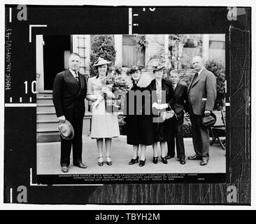 März 18, 1939 Oakland, Kalifornien Start Partei mit Sponsor Miss Harriet Biota Mason (mit Blumen) an der Moore trocken Dock Company. Der U.S. Coast Guard Cutter TANNE, Puget Sound, Seattle, King County, Washington USA Leuchtturm Service der U.S. Coast Guard Moore trocken Dock Company USCG MALVE (WLM220) USCG WALNUSS (WLM 252) US-Büro der Leuchttürme Handelsministerium der US Coast Guard Öffentliche Verwaltung Phoenix Iron Works Oakland Messing Gießerei Mason, Harriet Birta Mason, Wallace ein Johnson, J M Tinkham, R R Dibrell, W C Hingsburg, F C Conant, F H Eriksen, Ole Brooks, Peter, Architekt Foste Stockfoto