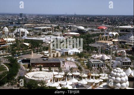 Aus der Vogelperspektive Ausstellungen und Pavillons, an einem sonnigen Tag, 1964 in New York World's Fair, Flushing Meadows Park, Queens, New York, Juni, 1964. () Stockfoto