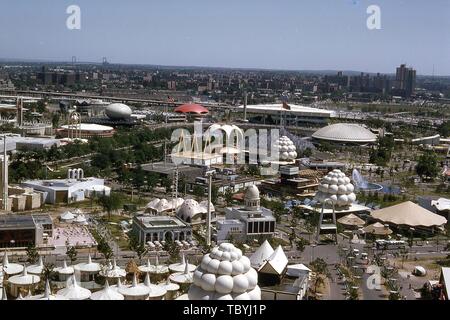 Bird's-Eye View, an einem sonnigen Tag, der Ausstellungen und Pavillons, 1964 in New York World's Fair, Flushing Meadows Park, Queens, New York, Juni, 1964. () Stockfoto