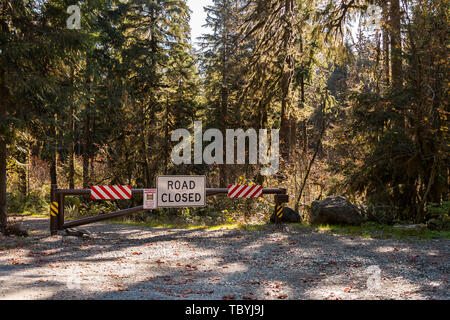 Sperre und Schild in der Nähe der Baker Lake Road in Norh Kaskaden Stockfoto