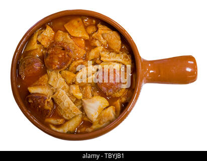 Callos - Traditionelle spanische Eintopf mit Kutteln und Chorizo. Auf weissem Hintergrund Stockfoto