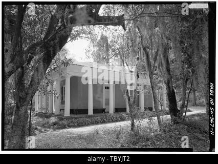 Mai 1985. Allgemeine Ansicht der Schule aus dem Südosten Borough Haus, Schule, State Route 261 und Triften Ferry Road, Stateburg, Sumter County, SC Stockfoto