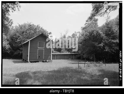 Mai 1985. Allgemeine Ansicht von Norden im Frühjahr. (Ställe über Scheune nach Süden) Borough Haus, Scheune, State Route 261 und Triften Ferry Road, Stateburg, Sumter County, SC gezeigt Stockfoto