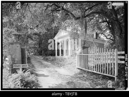 Mai 1985. Allgemeine Ansicht über EINFAHRT TOR VON NORDEN IM FRÜHJAHR Borough Haus, Dr. Anderson's Office, State Route 261 und Triften Ferry Road, Stateburg, Sumter County, SC Stockfoto