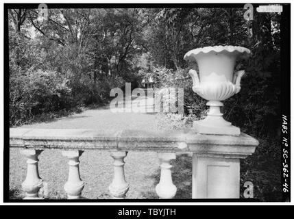 Mai 1985. Blick nach Osten bis BROADWALK ZU HAUS VON DER BALUSTRADE IM FRÜHJAHR Borough House, West Side State Route 261, etwa 0,1 Meilen südlich der Kreuzung mit der alten Überzeugen und Ferry Road, Stateburg, Sumter County, SC Cornwallis Greene Cary, Brian, Sender Preis, Virginia B, Sender Stockfoto