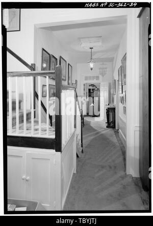 Mai 1985. Suche NORTH DOWN HALL AUS WOHNZIMMER MIT PANTRY (Treppe in den zweiten Stock des zentralen Baustein in der Ansicht links gezeigt) Borough House, West Side State Route 261, etwa 0,1 Meilen südlich der Kreuzung mit der alten Überzeugen und Ferry Road, Stateburg, Sumter County, SC Cornwallis Greene Cary, Brian, Sender Preis, Virginia B, Sender Stockfoto