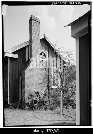 Mai 1985. Nördlichen ENDE DER WASCHHAUS (Negative leicht vernetztem. Baum hinter dem Zaun ist feige, Ficus Carica.) Borough House, West Side State Route 261, etwa 0,1 Meilen südlich der Kreuzung mit der alten Überzeugen und Ferry Road, Stateburg, Sumter County, SC Cornwallis Greene Cary, Brian, Sender Preis, Virginia B, Sender Stockfoto