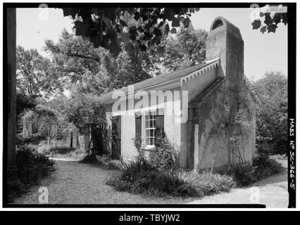 Mai 1985. THREEQUARTER VON BLICK NACH NORDEN IM FRÜHJAHR Borough Haus, KitchenStorehouse, State Route 261 und Triften Ferry Road, Stateburg, Sumter County, SC Stockfoto