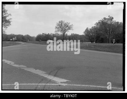 McDOWELL'S (1. Brigade) ZENTRALE MONUMENT IM PARK EINGANG an der Kreuzung der Autobahnen 22 und 142 (HAMBURG PURDY Straße), auf der Suche über Landstraße 22 IN PARK. Ansicht e.Silo National Military Park Tour Straßen, Silo, Hardin County, TN U S Abteilung des Krieges Johnston, Albert Sidney Henderson, D B, Grover Cleveland Silo Schlachtfeld Association Lee, E T Öffentliche Verwaltung Civilian Conservation Corps Christianson, Justine, Sender Harrell, holzig, sponsor Silo National Military Park, sponsor Croteau, Todd, Program Manager Davis, Tim, Historiker Stockfoto