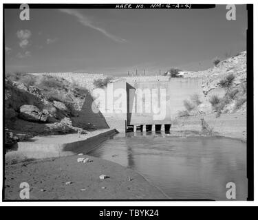 McMILLAN DAM HEADGATE STRUKTUR MIT CCC KONKRETE SCHÜRZE AUF DER LINKEN SEITE. Blick nach Nordosten Carlsbad Bewässerung-bezirk, McMillan Dam im Pecos River, 13 km nördlich von Karlsbad, Carlsbad, Eddy County, NM Stockfoto