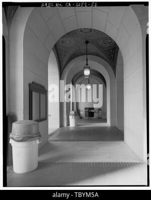 Monica Griesbach, Fotograf August 1997. Blick auf LOS ANGELES CITY HALL EINGANG OST Veranda, auf der Südseite. Los Angeles City Hall, 200 North Spring Street, Los Angeles, Los Angeles County, CA Stockfoto