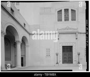 Monica Griesbach, Fotograf August 1997. Blick auf LOS ANGELES CITY HALL WEST EINGANG Innenhof, Blick nach Osten. Los Angeles City Hall, 200 North Spring Street, Los Angeles, Los Angeles County, CA Stockfoto