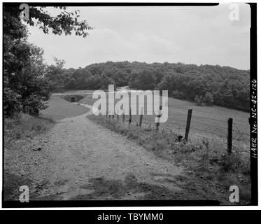 Mose H. Kegel Memorial Park. Anzeigen von Stacheldraht zaun entlang der Beförderung Trail mit einem Betonklotz Düker für die Beförderung Trail im Hintergrund. Es ist der einzige Kanal auf dem Parkway mit Stone Veneer mit einem römischen Bogen fertig. Es wurde im Jahre 1960 gebaut. Suchen southsoutheast. Blue Ridge Parkway, zwischen Shenandoah National Park und Great Smoky Mountains, Asheville, Buncombe County, NC Stockfoto