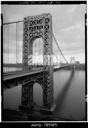 NEW JERSEY TURM, nach Osten, die George Washington Bridge, Spanning Hudson River zwischen Manhattan und Fort Lee, NJ, New York, New York County, NY