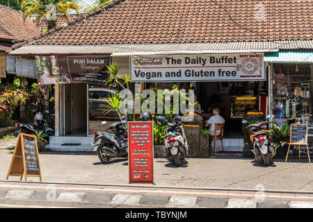 Ubud, Bali, Indonesien - 26. Februar 2019: Downtown Pedang Tegal, Ji. Hanoman Street, im Herzen des Geschäftsviertels. Vor dem täglichen Puffer, vegan und Gluten Stockfoto