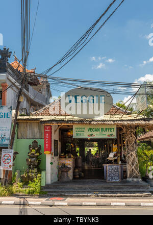 Ubud, Bali, Indonesien - 26. Februar 2019: Downtown Pedang Tegal, Ji. Hanoman Street, im Herzen des Geschäftsviertels. Vor Veggie Karma, veganes Restaurant. Hi Stockfoto