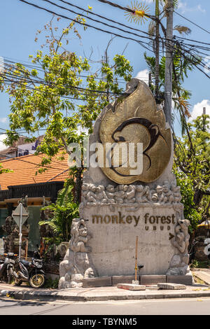 Ubud, Bali, Indonesien - 26. Februar 2019: Downtown Pedang Tegal, Ji. Hanoman Street, im Herzen des Geschäftsviertels. Nahaufnahme der Statue und Zeichen des Heiligen Affen Stockfoto