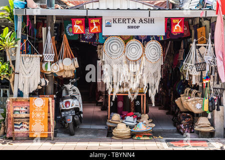 Ubud, Bali, Indonesien - 26. Februar 2019: Downtown Pedang Tegal, Ji. Hanoman Street, im Herzen des Geschäftsviertels. Nahaufnahme der vorderen Kerta Asih handwerklichen so Stockfoto