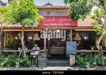 Ubud, Bali, Indonesien - 26. Februar 2019: Downtown Pedang Tegal, Ji. Hanoman Street, im Herzen des Geschäftsviertels. Nahaufnahme der vorderen von Pundi-Pundi Kaffee und Stockfoto