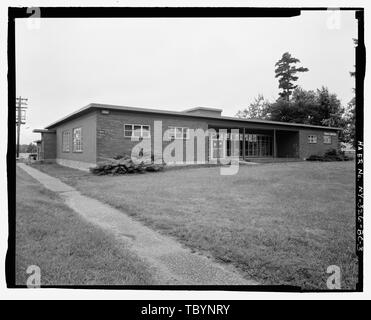 Norden (vorne) und Osten (SEITE) ERHÖHUNGEN DER GEBÄUDE. Blick nach Süden. Plattsburgh Air Force Base, Erholung Bibliothek, Idaho Avenue, Plattsburgh, Clinton County, NY Stockfoto