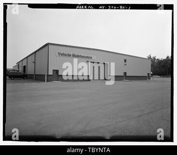 Norden (vorne) und Osten (SEITE) ERHÖHUNGEN DER GEBÄUDE. Blick nach Süden. Plattsburgh Air Force Base, Wartung des Fahrzeugs, Idaho Avenue, Plattsburgh, Clinton County, NY Stockfoto