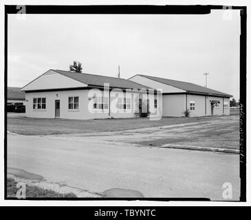 Norden (vorne) und Osten (SEITE) ERHÖHUNGEN DER GEBÄUDE. Blick nach Südwesten. Plattsburgh Air Force Base, Family Support Center, Florida Street, Plattsburgh, Clinton County, NY Stockfoto