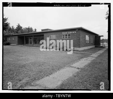 Norden (vorne) und West (SEITE) ERHÖHUNGEN DER GEBÄUDE. Blick nach Südosten. Plattsburgh Air Force Base, Erholung Bibliothek, Idaho Avenue, Plattsburgh, Clinton County, NY Stockfoto