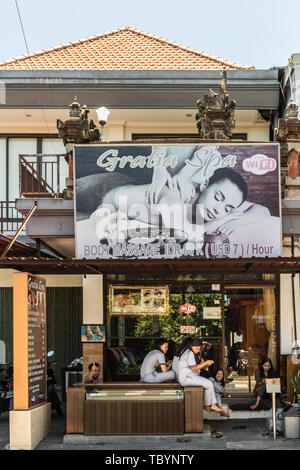 Ubud, Bali, Indonesien - 26. Februar 2019: Downtown Pedang Tegal, Ji. Hanoman Street, im Herzen des Geschäftsviertels. Nahaufnahme der vorderen von Gratia Spa und Massage Stockfoto