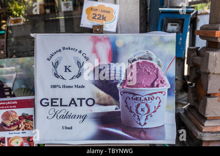 Ubud, Bali, Indonesien - 26. Februar 2019: Downtown Pedang Tegal, Ji. Hanoman Street, im Herzen des Geschäftsviertels. Closeup Poster Display für Kakiang Gelat Stockfoto