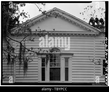 Norden (hinten) ELEVATION DETAIL ZENTRUM Giebel mit palladio Fenster. Original Nordflügel ist im Rahmen dieser Giebel. Robert bedeutet Haus, 1207 Bay Street, Beaufort, Beaufort County, SC Stockfoto