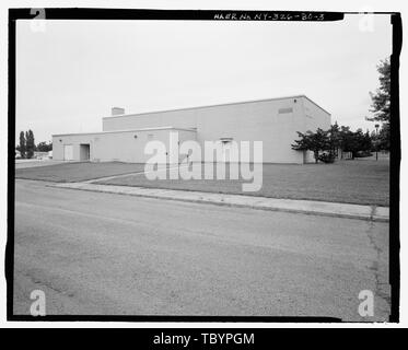 Norden (SEITE) UND WEST (vorne) ERHÖHUNGEN DER GEBÄUDE. Blick nach Süden Plattsburgh Air Force Base, Grundschule, New York Road, Plattsburgh, Clinton County, NY Stockfoto