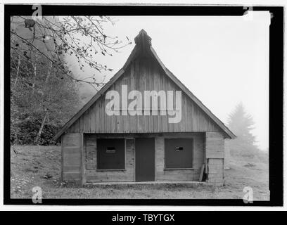 Norden ELEVATION mit architektonischen Details VERWENDET, UM ZU VERSCHLEIERN, Gebäude als Scheune. Radar Station B 71, Betriebsgebäude, Küsten, Klamath, Del Norte County, CA Stockfoto