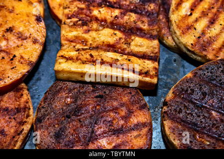 Verschiedene Arten von gegrillten Käse frisch vom Grill Stockfoto