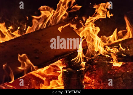 Lagerfeuer mit lodernden Flammen Stockfoto