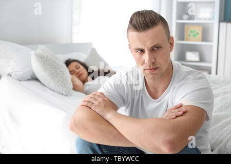 Junges Paar nach im Schlafzimmer Streit Stockfoto