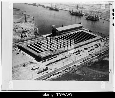 Neg. Art.Nr. P 3120, Ca. 1930, Fotograf A.C. Tore, Los Angeles, LUFTAUFNAHME VON DER FORD MOTOR COMPANY ASSEMBLY PLANT, VOR DEM BAU DES GEDRÜCKT STAHLBAU, BEACHTEN SIE DIE CLIPPER SCHIFFE IN DEN HINTERGRUND, und die ÖLQUELLEN in der linken oberen Ecke der Ford Motor Company Long Beach Montagewerk, Assembly Building, 700 Henry Ford Avenue, Long Beach, Los Angeles County, CA Stockfoto