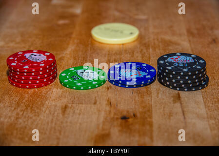 Poker chips und Karten für Texas Hold'em Stockfoto