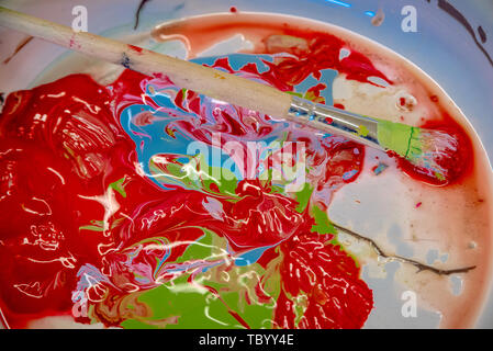Bunte Acrylfarbe mit Bürste Stockfoto