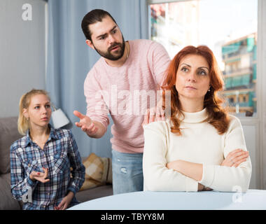 Junge schwere Paar hat eine Familie stressige Gespräch zu Hause Stockfoto