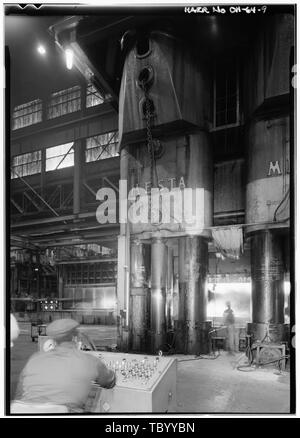 Norden elevation Übersicht Bedienfeld für die Presse im Vordergrund Alcoa Forging Division, Mesta 50.000 Tonne geschlossen Gesenkschmieden drücken, 1600 Harvard Avenue, Cleveland, Cuyahoga County, OH Stockfoto