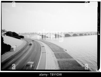 Norden Elevation, Watergate und Bridge Plaza auf der linken Seite. Arlington Memorial Bridge, Spanning Potomac River zwischen dem Lincoln Memorial und den nationalen Friedhof von Arlington, Washington, District of Columbia, DC Stockfoto