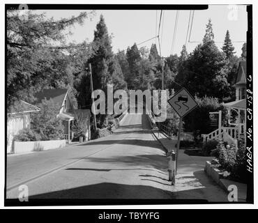 North End Ansatz, Bahnkörper und Umgebung. Gesamtansicht southsoutheast. 150-mm-Objektiv. Gault Brücke, Spanning Deer Creek South Pine Street, Nevada City, Nevada County, CA Stockfoto