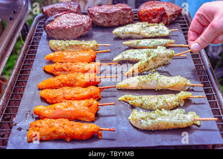 Spieße mit Hähnchen auf dem Grill Stockfoto