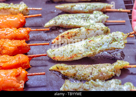 Spieße mit Hähnchen auf dem Grill Stockfoto