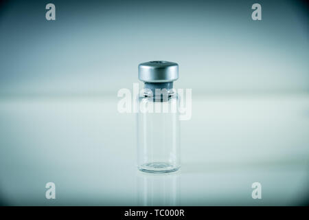 Impfstoff Glasflasche auf grauem Hintergrund Stockfoto