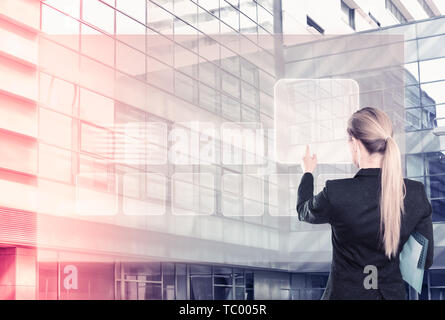 Business woman Drücken high tech Typ des modernen Tasten auf virtuelle Hintergrund Stockfoto