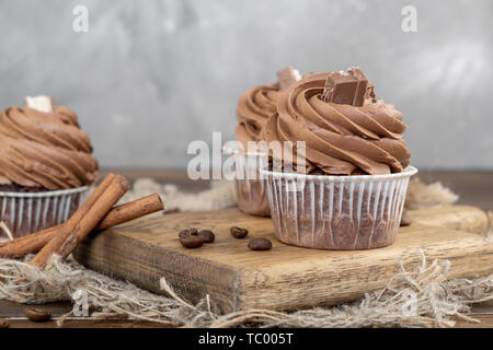 Braun Cupcakes mit Kakao Sahne, Zimt und Kaffee Stockfoto